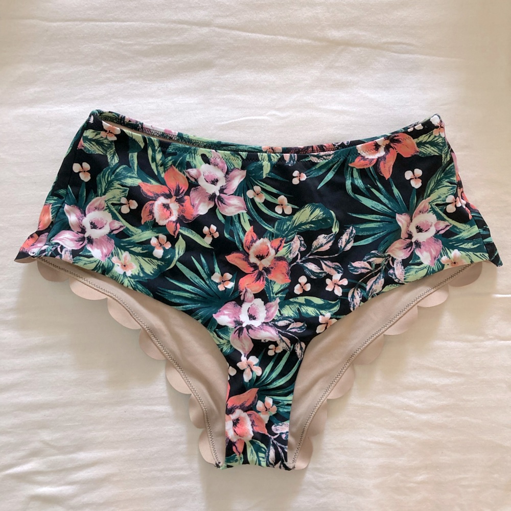 Vanilla/Beach Floral Scalloped‎ Bikini Bottom size Medium